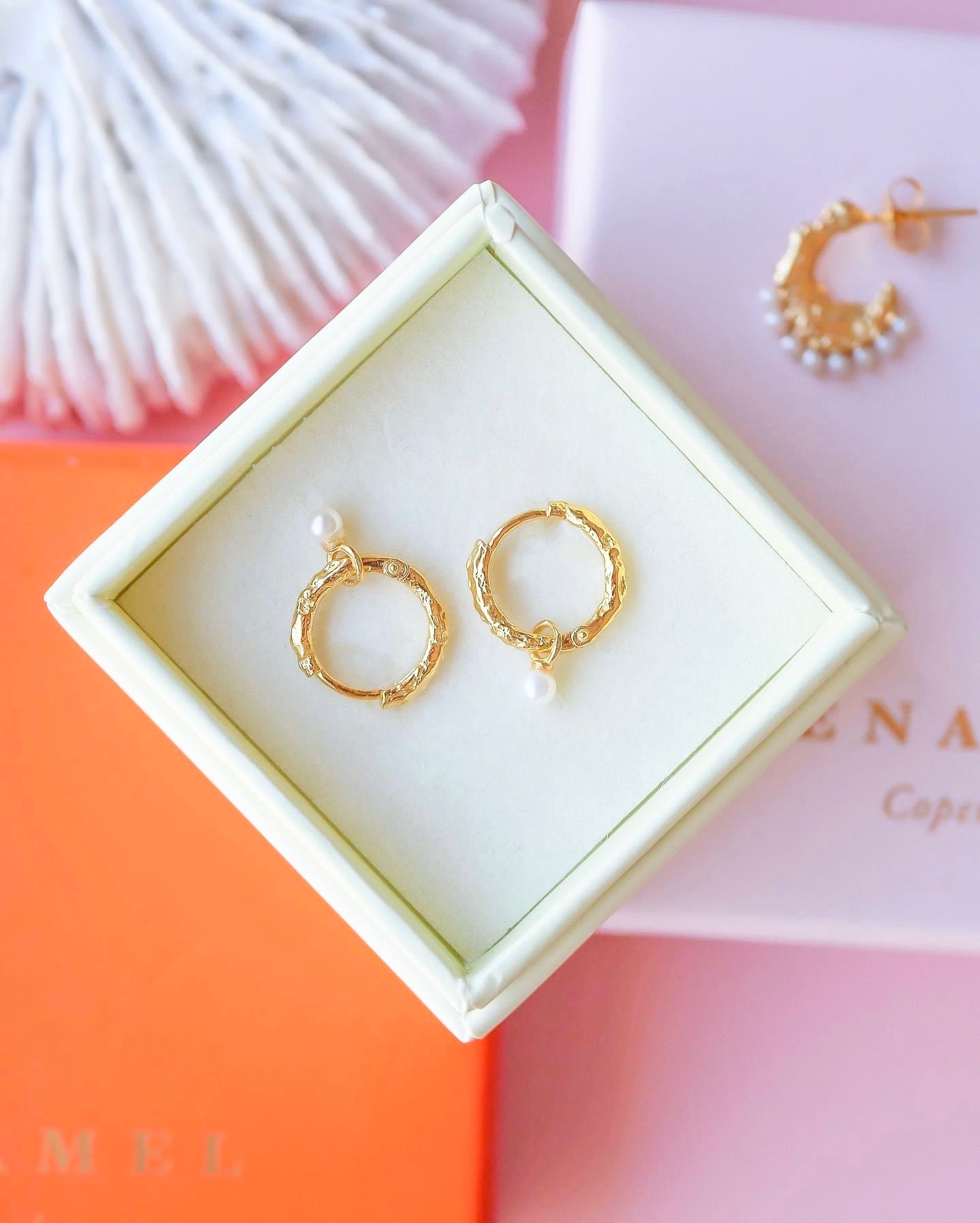 BELLE PEARL HOOPS